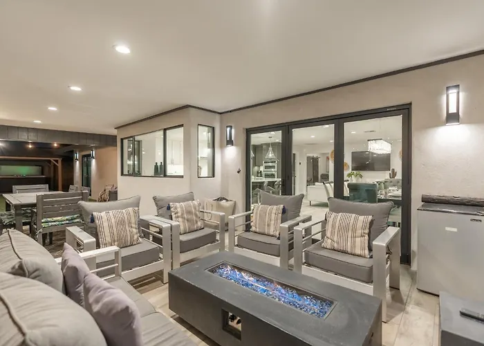 6 Bed Luxury Heated Pool *