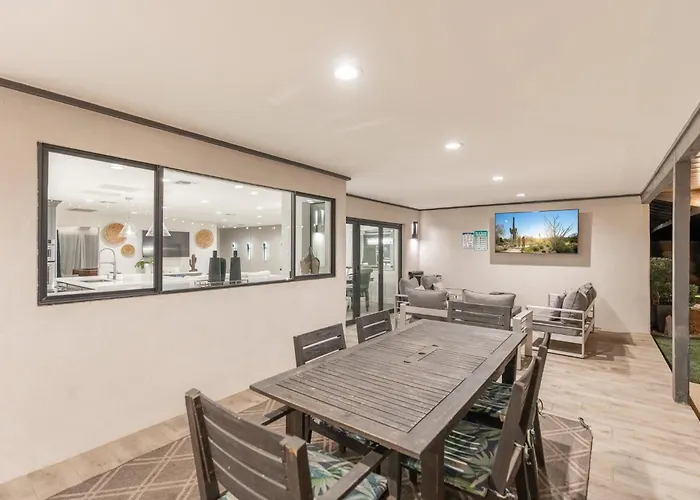 6 Bed Luxury Heated Pool Phoenix