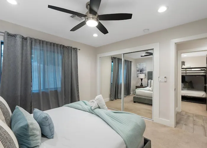 6 Bed Luxury Heated Pool Phoenix