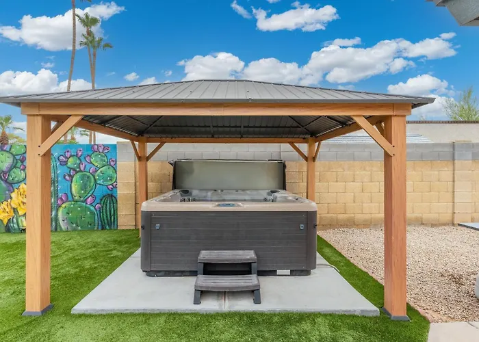 6 Bed Luxury Heated Pool Phoenix